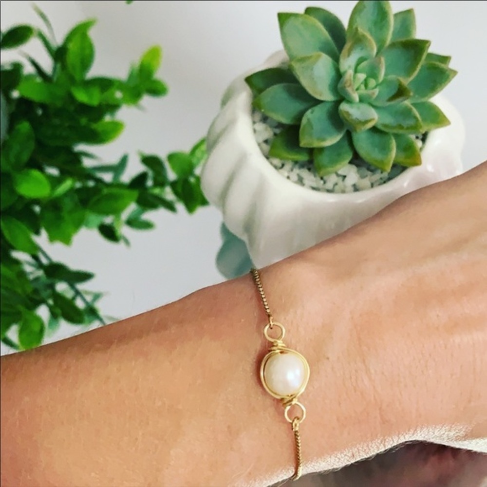 Single Freshwater Pearl Adjustable Gold Bracelet - Picture 4 of 5